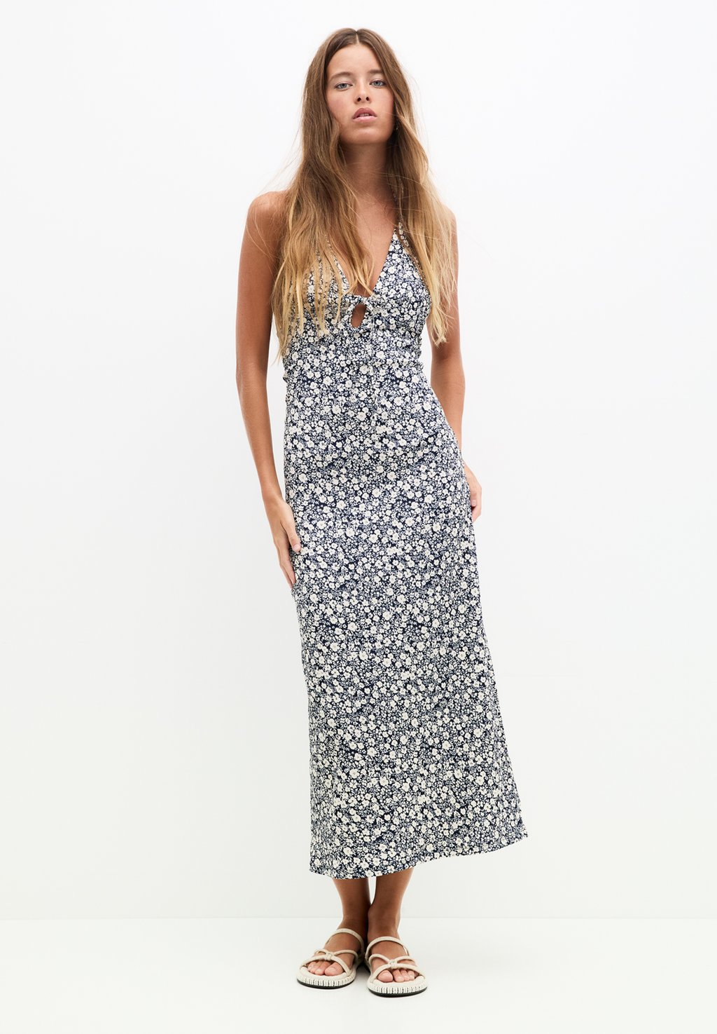 

Дневное платье FLORAL HALTER MIDI PULL&BEAR, черный