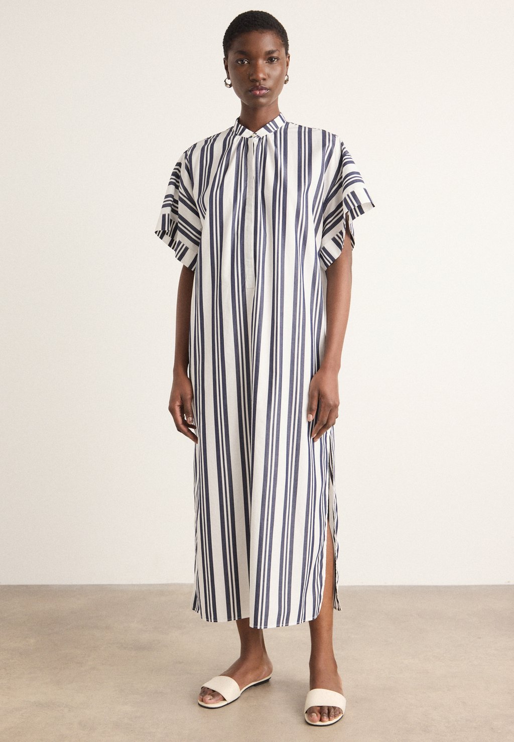 

Платье-рубашка STRIPED CAFTAN DRESS GANT, темно-синий