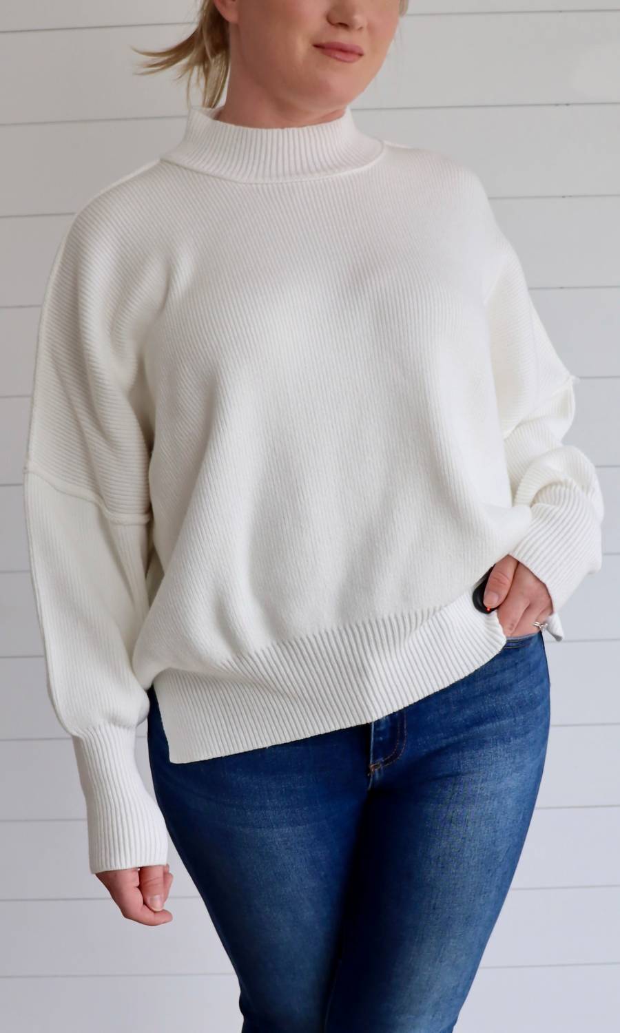 

Белая свитер оверсайз ZENANA