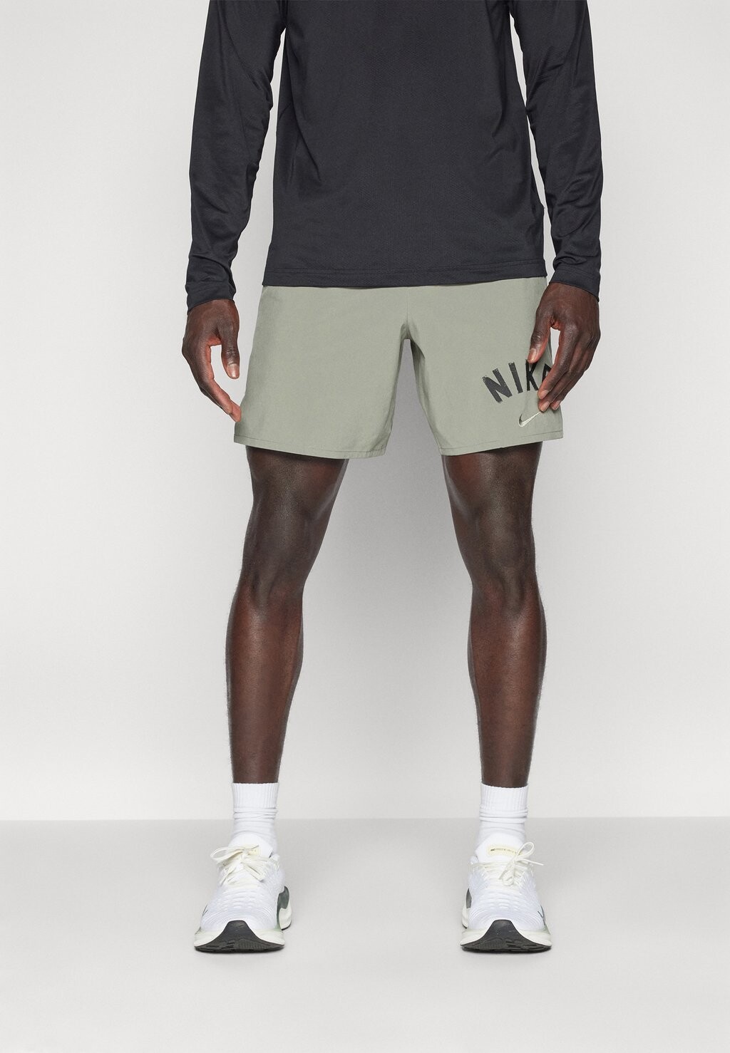 

Короткие спортивные штаны Nike, хаки