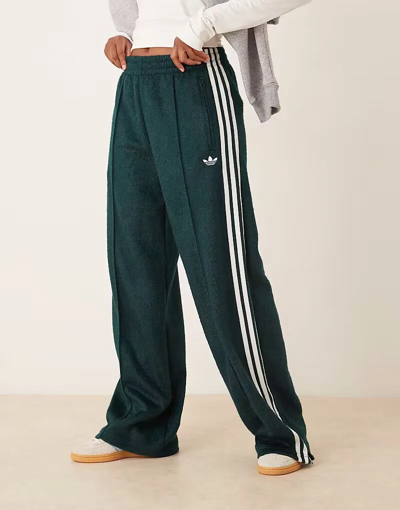 Пушистые спортивные штаны Adidas Originals Firebird зеленого цвета