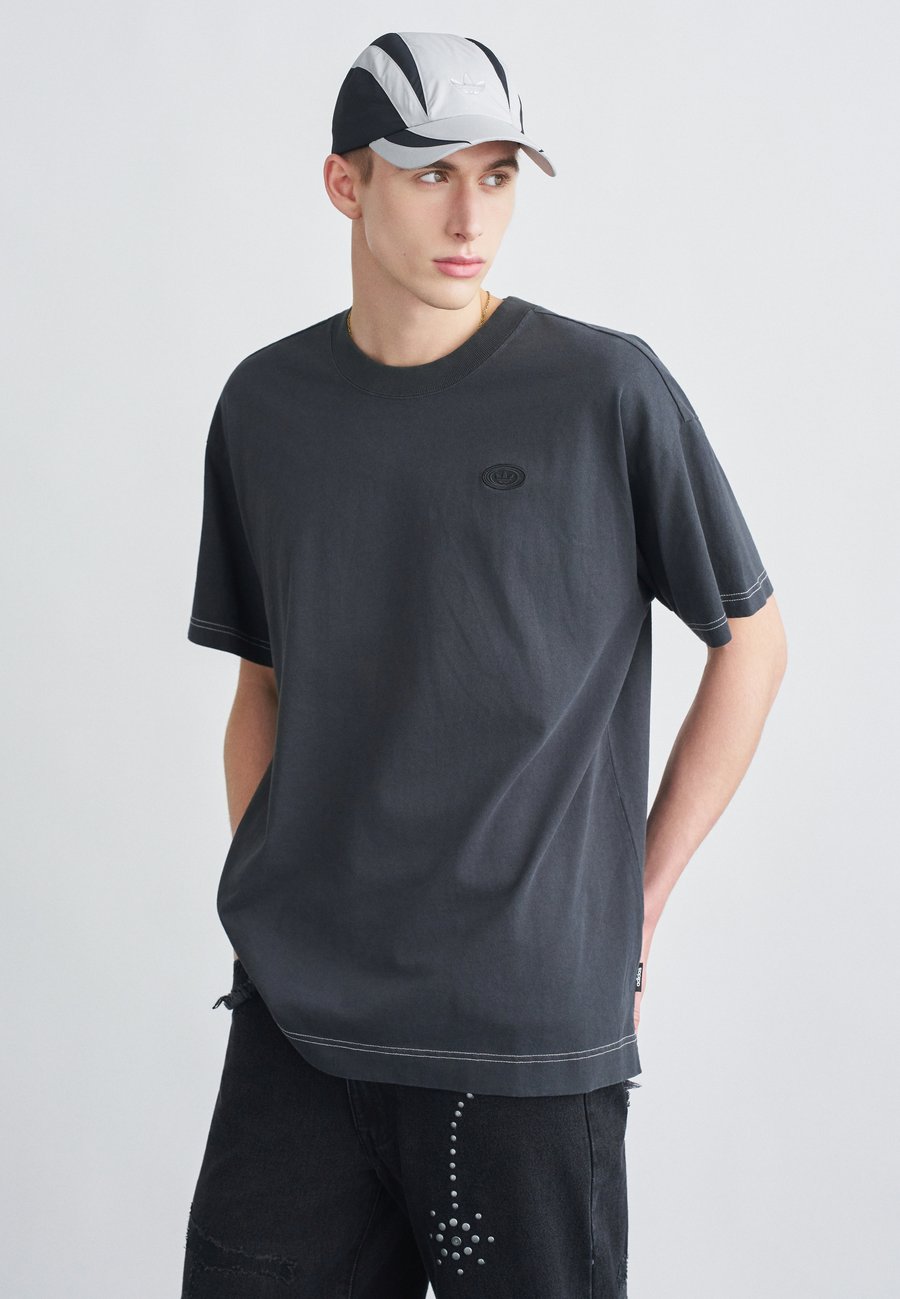 

Футболка Adidas Originals GRAPHIC TEE, Anthracite, Черный, Футболка Adidas Originals GRAPHIC TEE, Anthracite