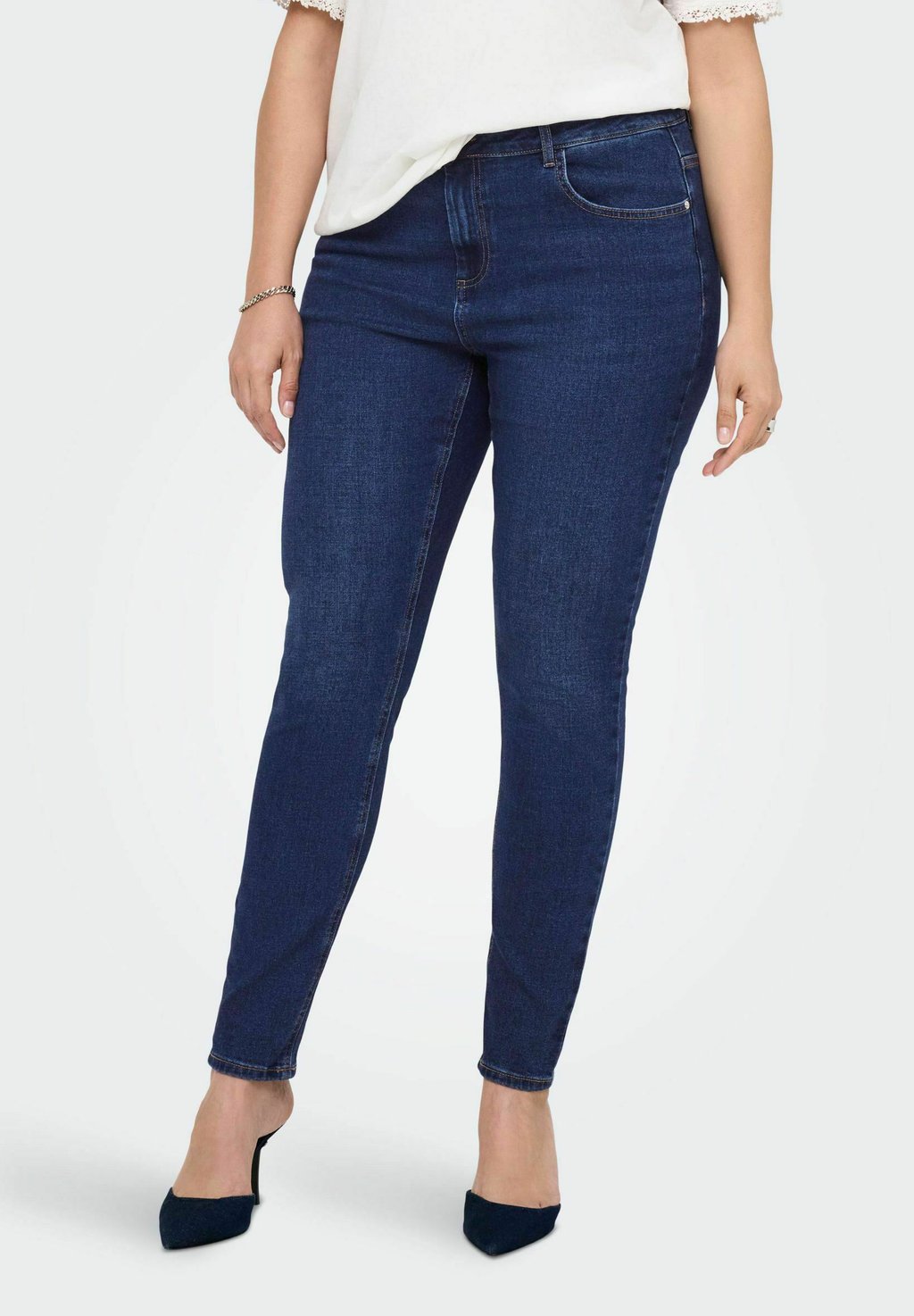 

Джинсы облегающего кроя CARBILLY ONLY Carmakoma, цвет Medium Blue Denim