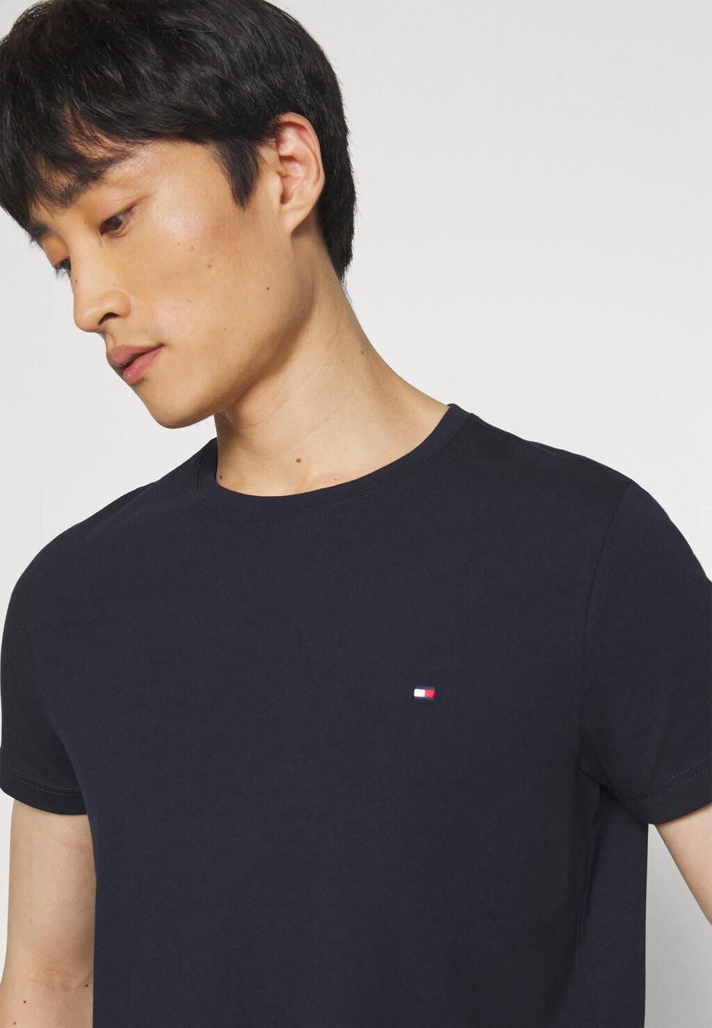 Базовая футболка ФУТБОЛКА CORE STRETCH SLIM NECK Tommy Hilfiger, небо пустыни — фото 4