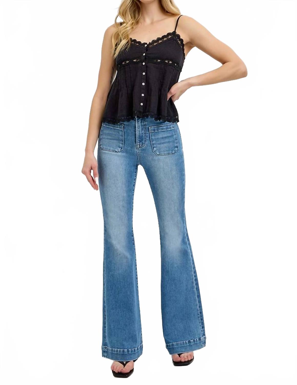 

RISEN Джинсы с эластичным поясом, высокой посадкой, расклешенным низом и накладными карманами спереди, средней степени выцветания