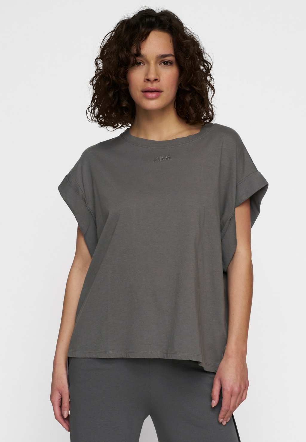 

Базовая футболка WIDE 10DAYS, серый