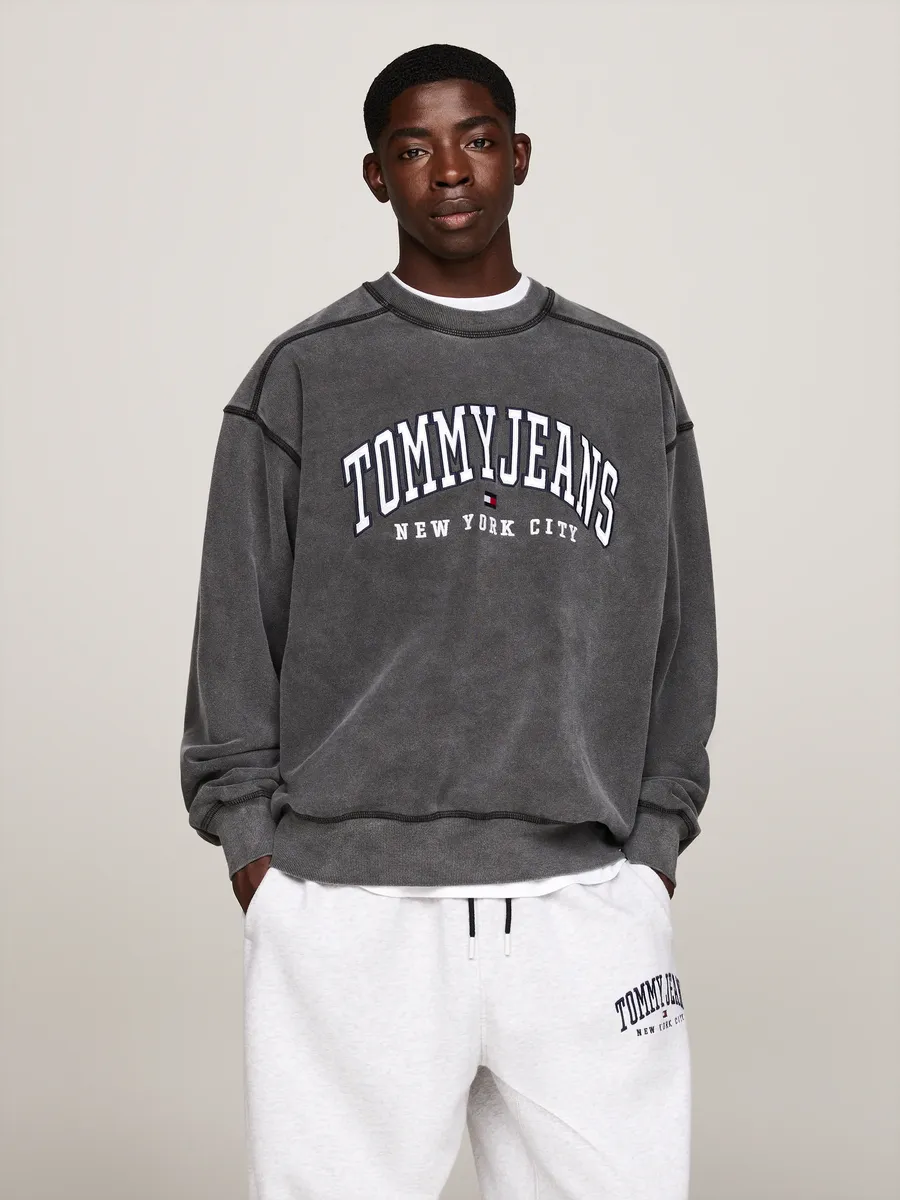 

Толстовка Tommy Jeans "TJM RLX TJ GD VARSITY CREW", черный