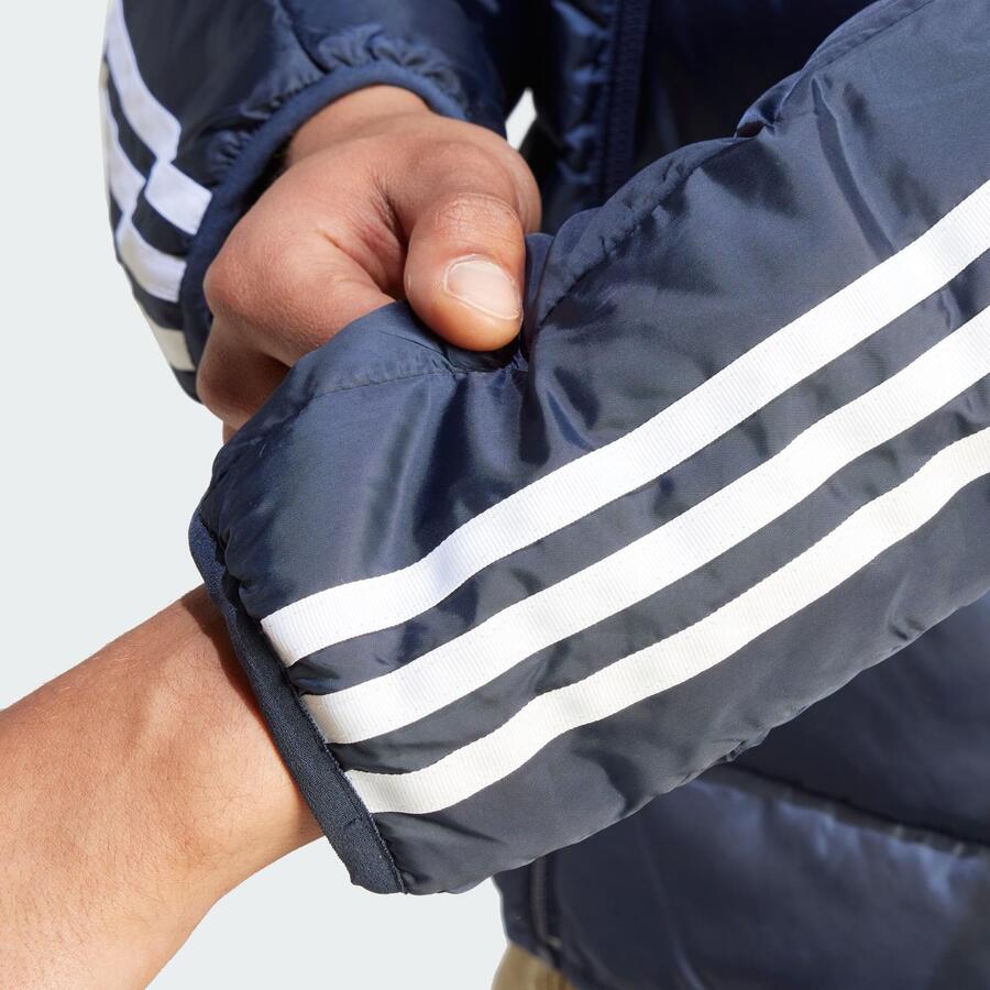 ADIDAS Легкая пуховая куртка Essentials с тремя полосками — фото 4