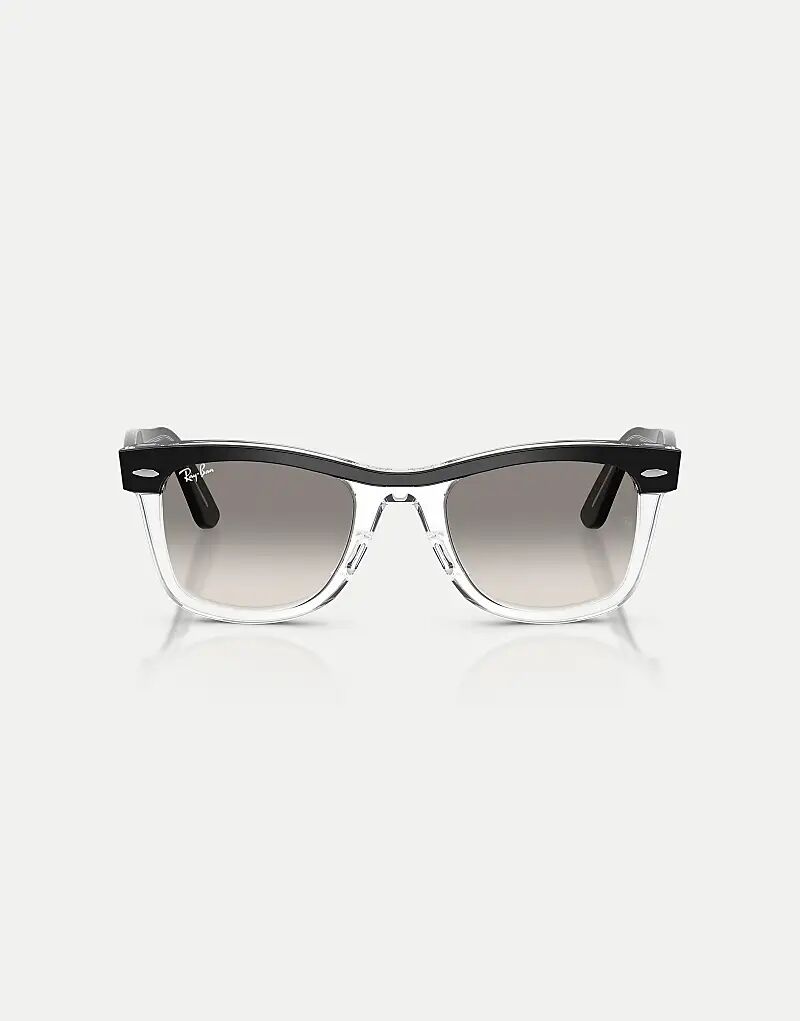 

Солнцезащитные очки Ray-Ban Wayfarer в квадратной оправе с серыми линзами, выполненные в черном цвете на прозрачном фоне.