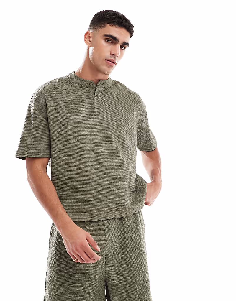 

Футболка свободного кроя с фактурной отделкой ASOS DESIGN цвета хаки
