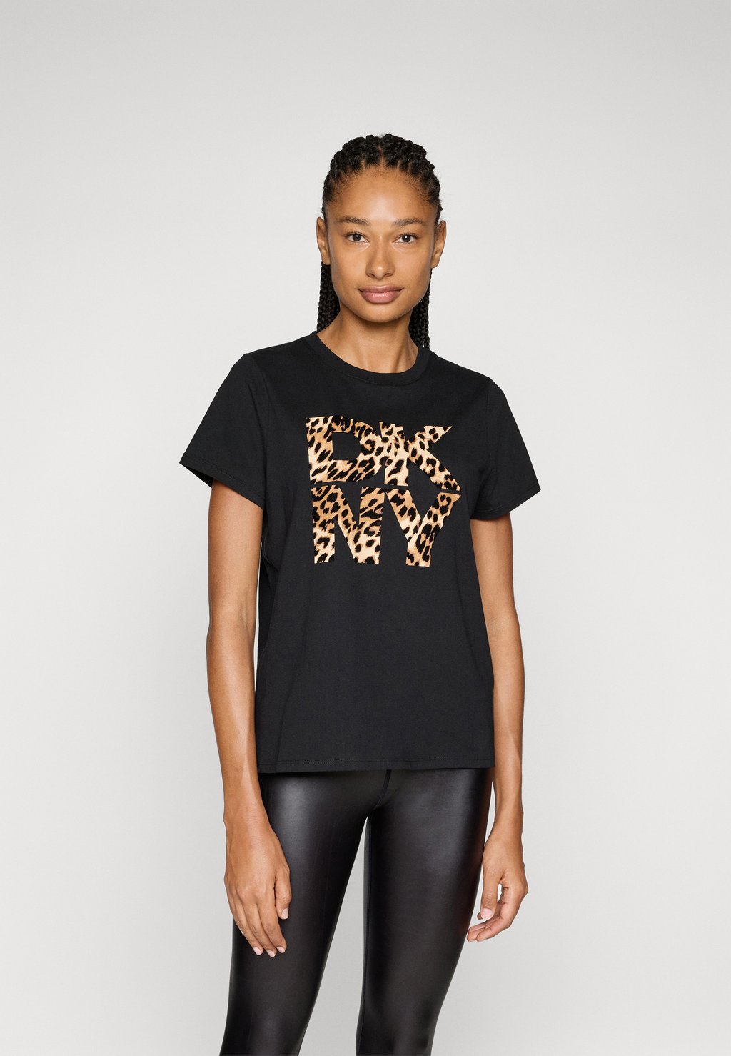 

Футболка с принтом NEW YORK STACKED ANIMAL PRINT FLOCKING LOGO SHORT SLEEVE RELAXED FIT CREW NECK DKNY, черный