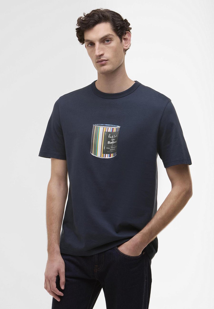 

Футболка Barbour PAUL SMITH LOVES BARBOUR WAX CAN GRAPHIC T-SHIRT UNISEX, Champion Blue/Dark Blue