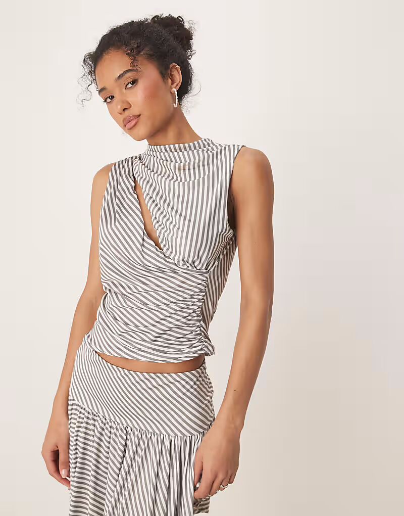 

Майка-топ с полосками и разрезами от ASOS DESIGN серого цвета