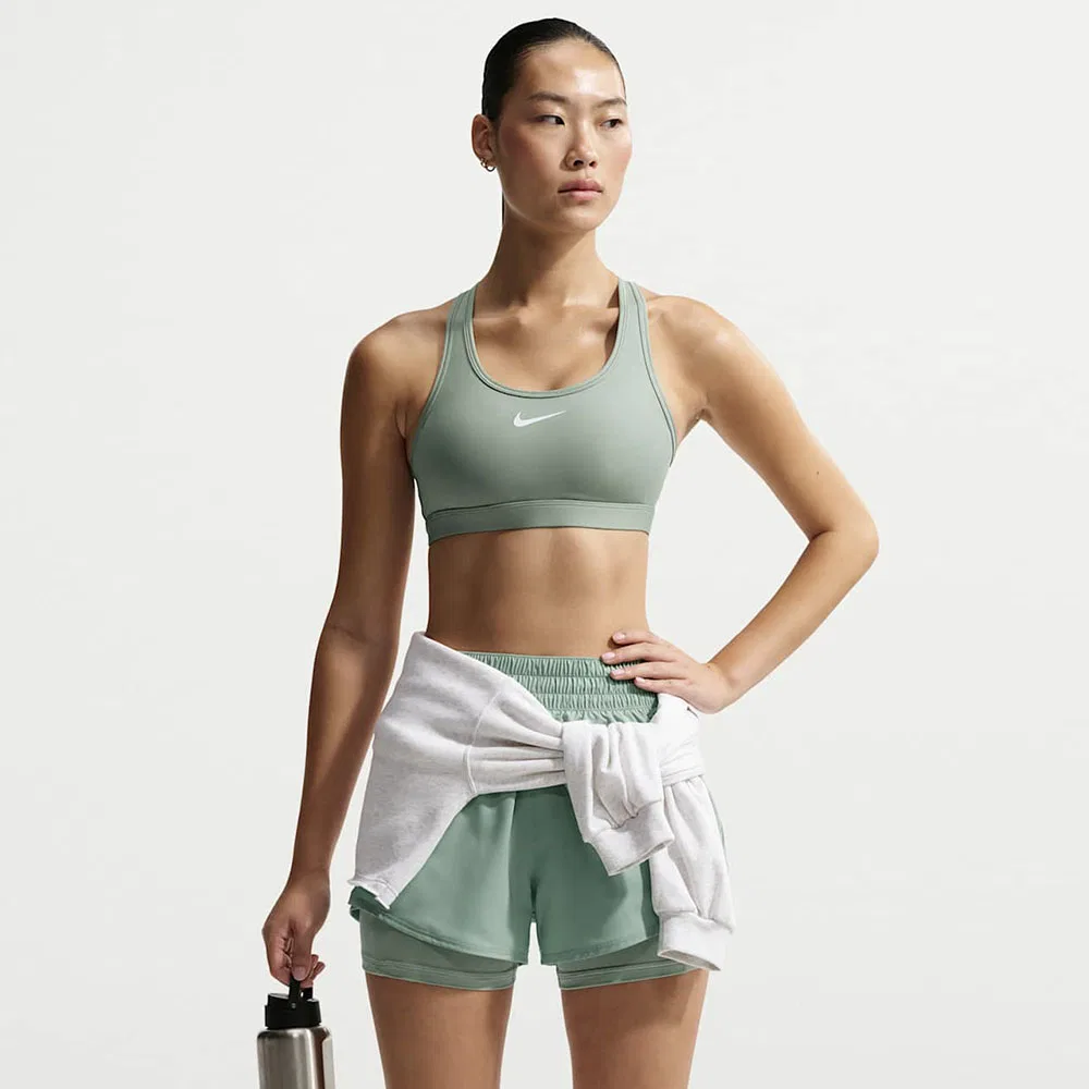 Женский спортивный бюстгальтер Nike Swoosh со средней поддержкой и вкладышами, белый