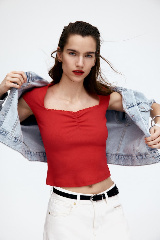 

Рубашка в рубчик с вырезом в форме сердца H&M, красный