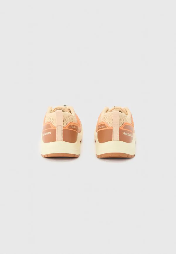 Унисекс походные ботинки xa pro v8 Salomon, Almond Cream/Nectarine/Pecan Brown — фото 3