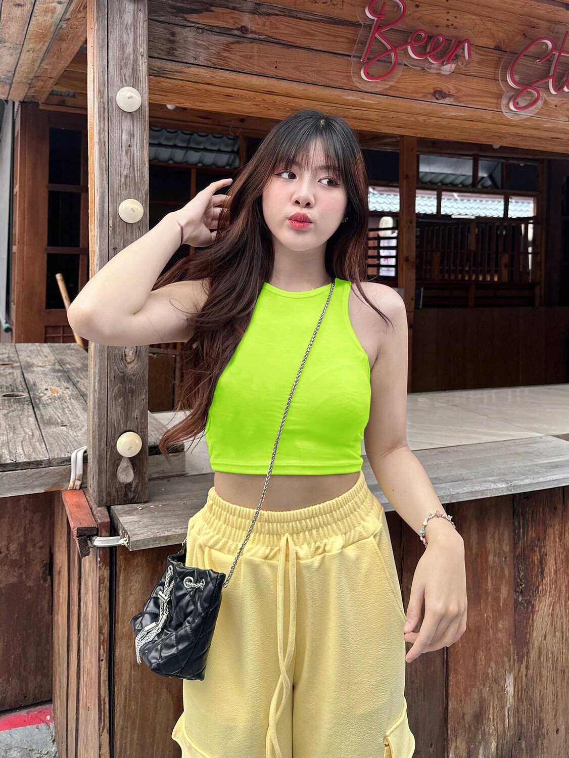 

Укороченная майка из вискозы, очень тонкая ткань, очень удобная в ношении. Ее можно носить каждый день. Модели носят ее для настоящей работы. Полненьким девушкам определенно подойдет мускулистая модель «Пион», салатовый лайм