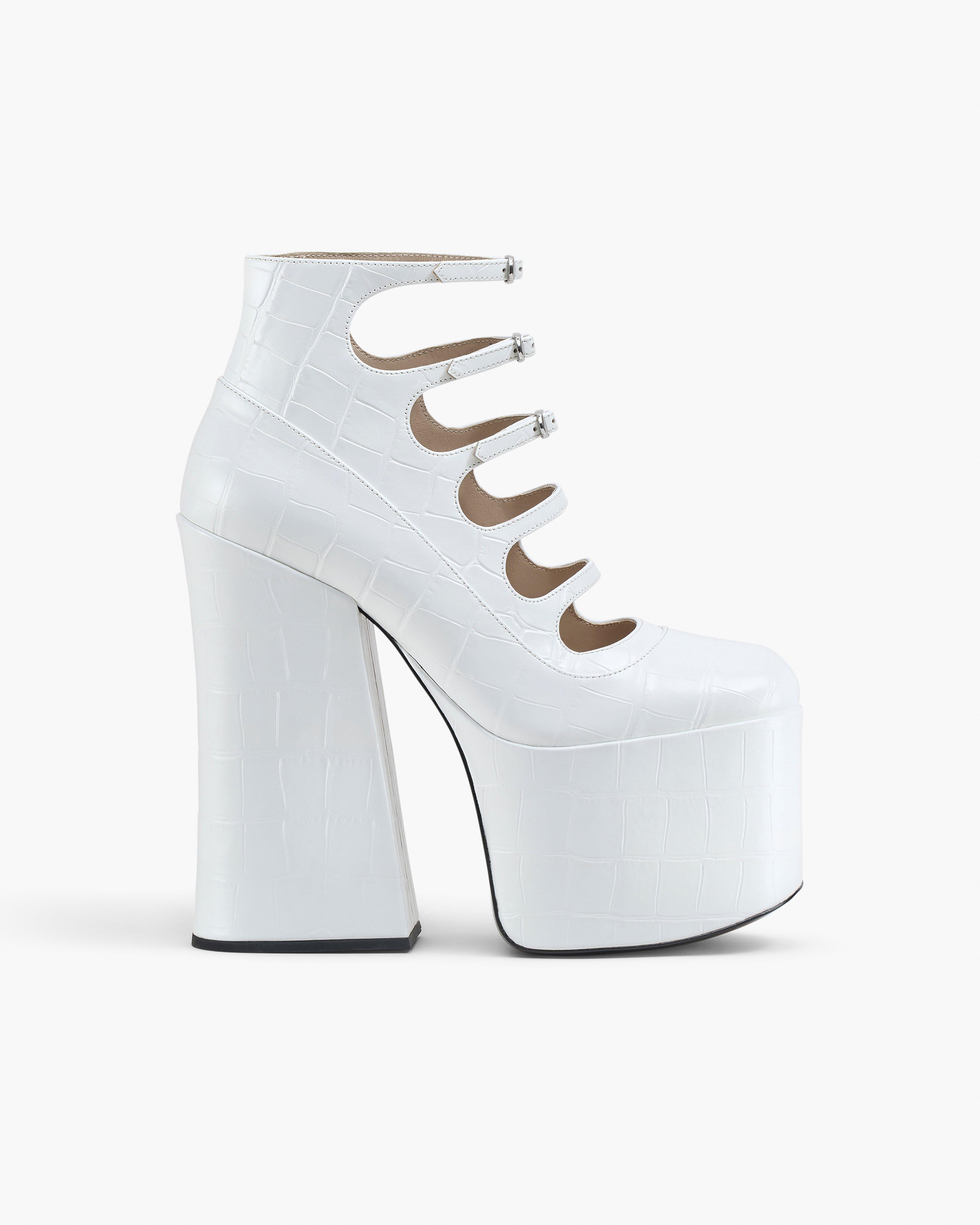 Ботильоны Kiki с тиснением под крокодила Marc Jacobs, цвет Cotton White