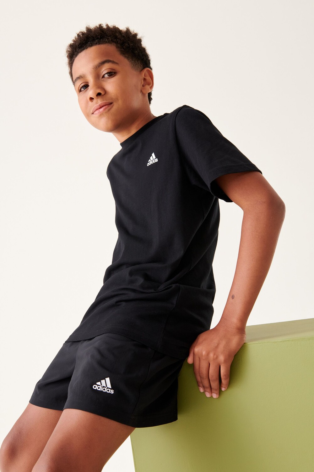 

Хлопковая футболка Junior Essentials с небольшим логотипом adidas, черный