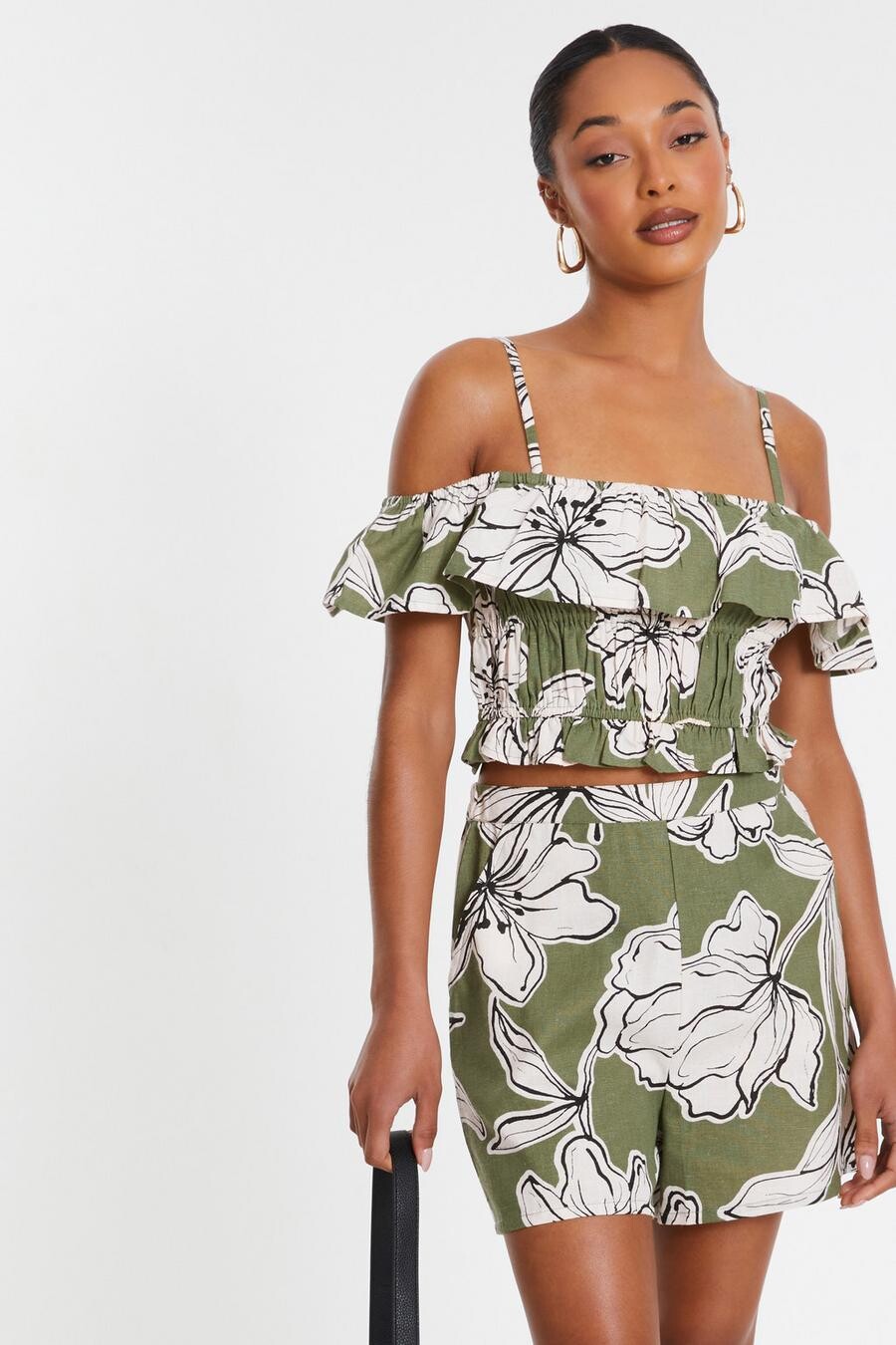 

Шорты цвета хаки с тропическим принтом QUIZ Clothing