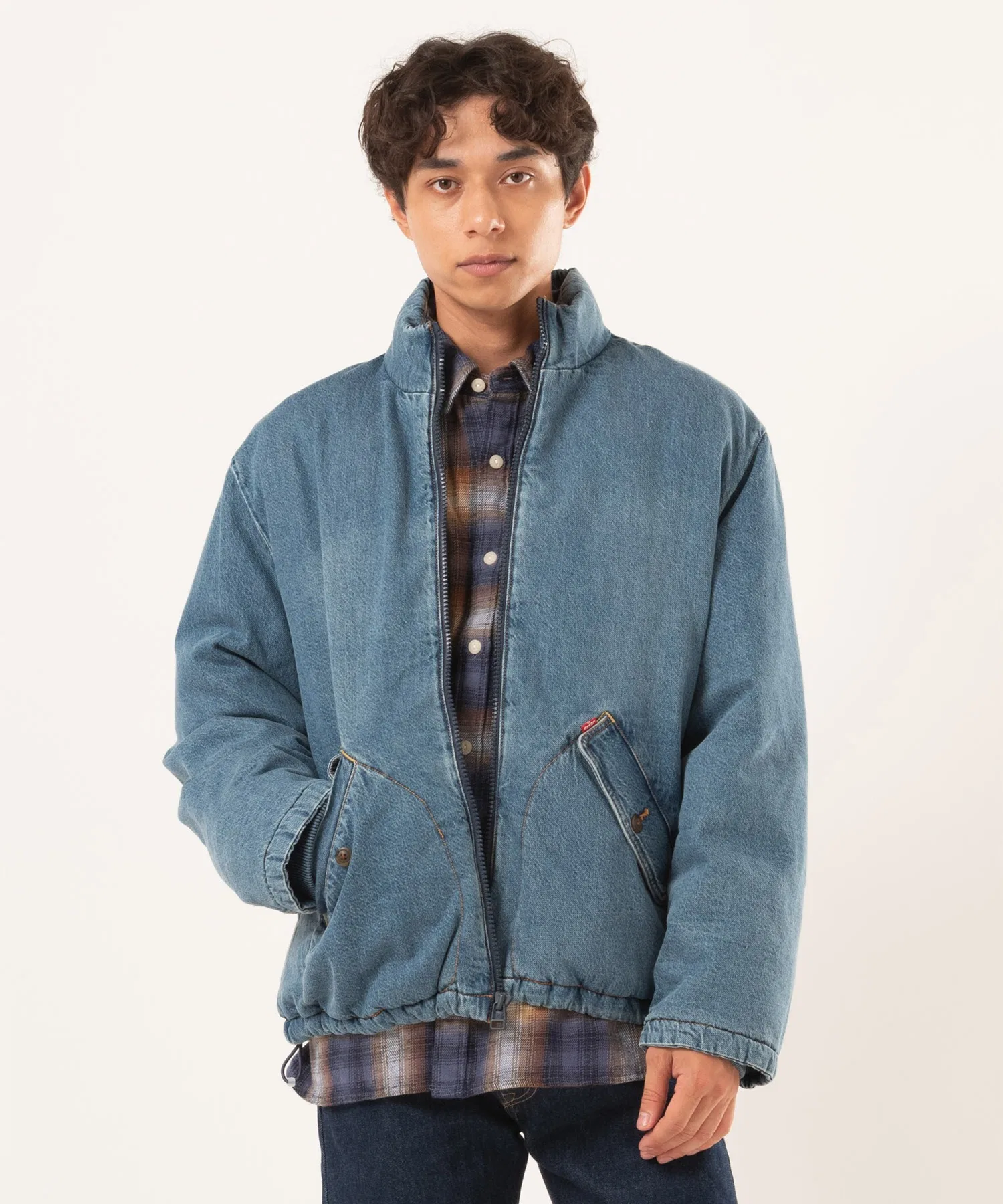 Короткая пуховая куртка Levi's BRIGGS, цвет индиго.