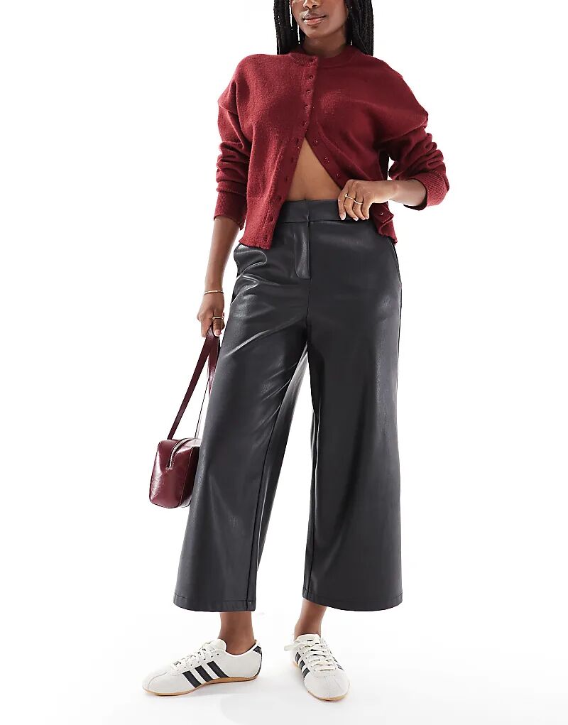 

Брюки New Look из искусственной кожи с накладными карманами черного цвета