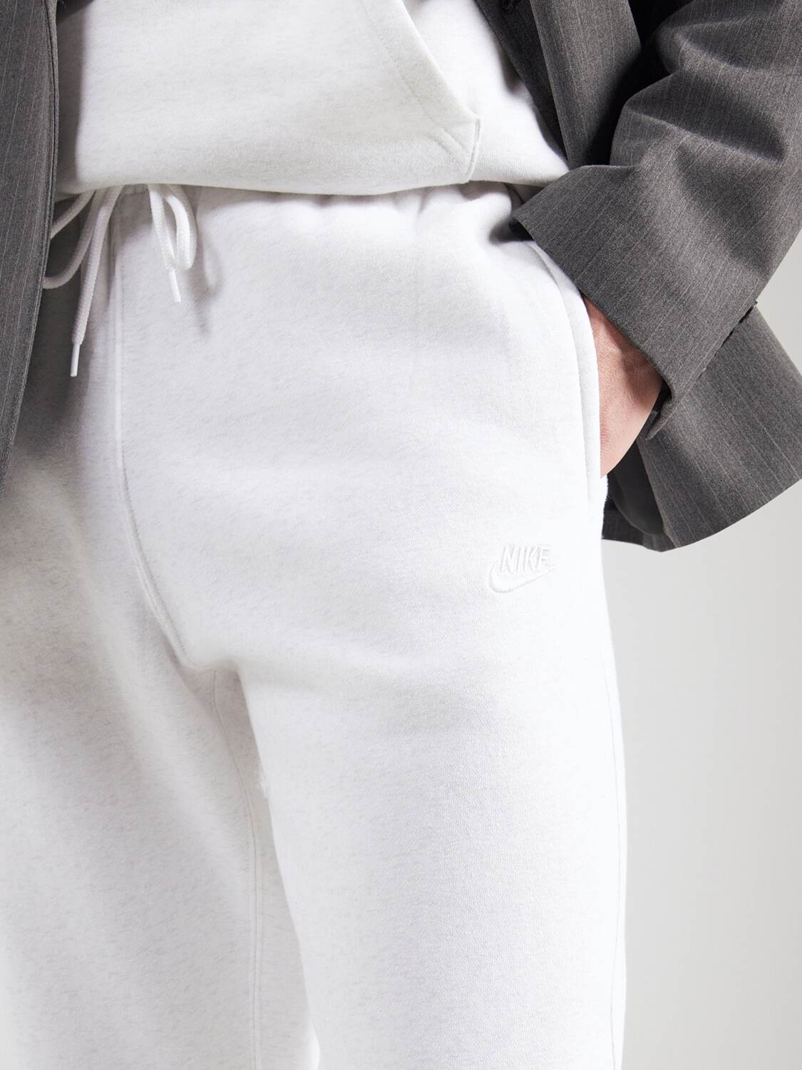 Nike Sportswear Брюки Tapered 'CLUB' в крапчатом бежевом цвете — фото 2