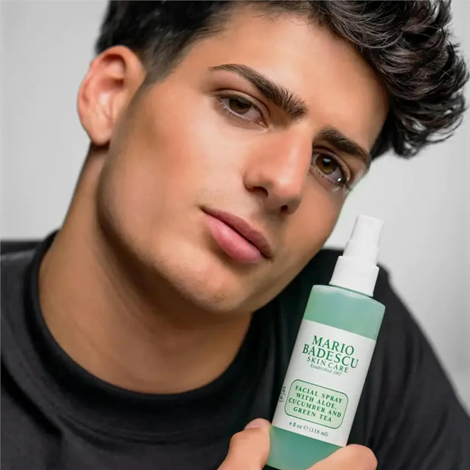 Спрей для лица Mario Badescu с алоэ, огурцом и зеленым чаем подходит для всех типов кожи, увлажняет и тонизирует. 1 штука (1 шт.), Green — фото 2