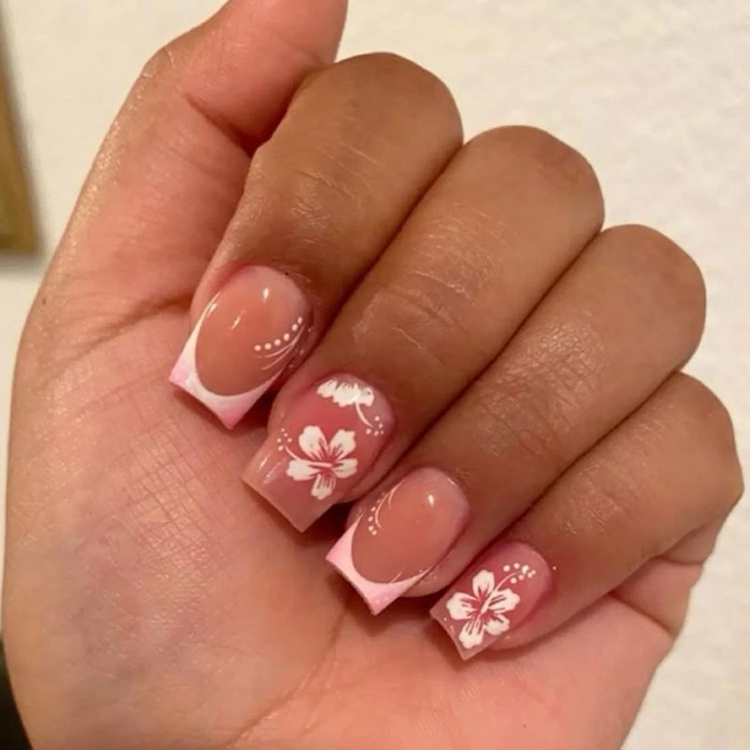 Короткие квадратные накладные ногти с цветочным узором от Clawrex Clawrex, Pink And White Flowers