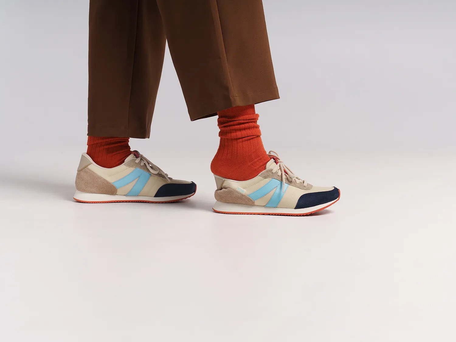 Кроссовки Kizik Milan Hands-Free Sneaker, белый/синий/оранжевый — фото 2