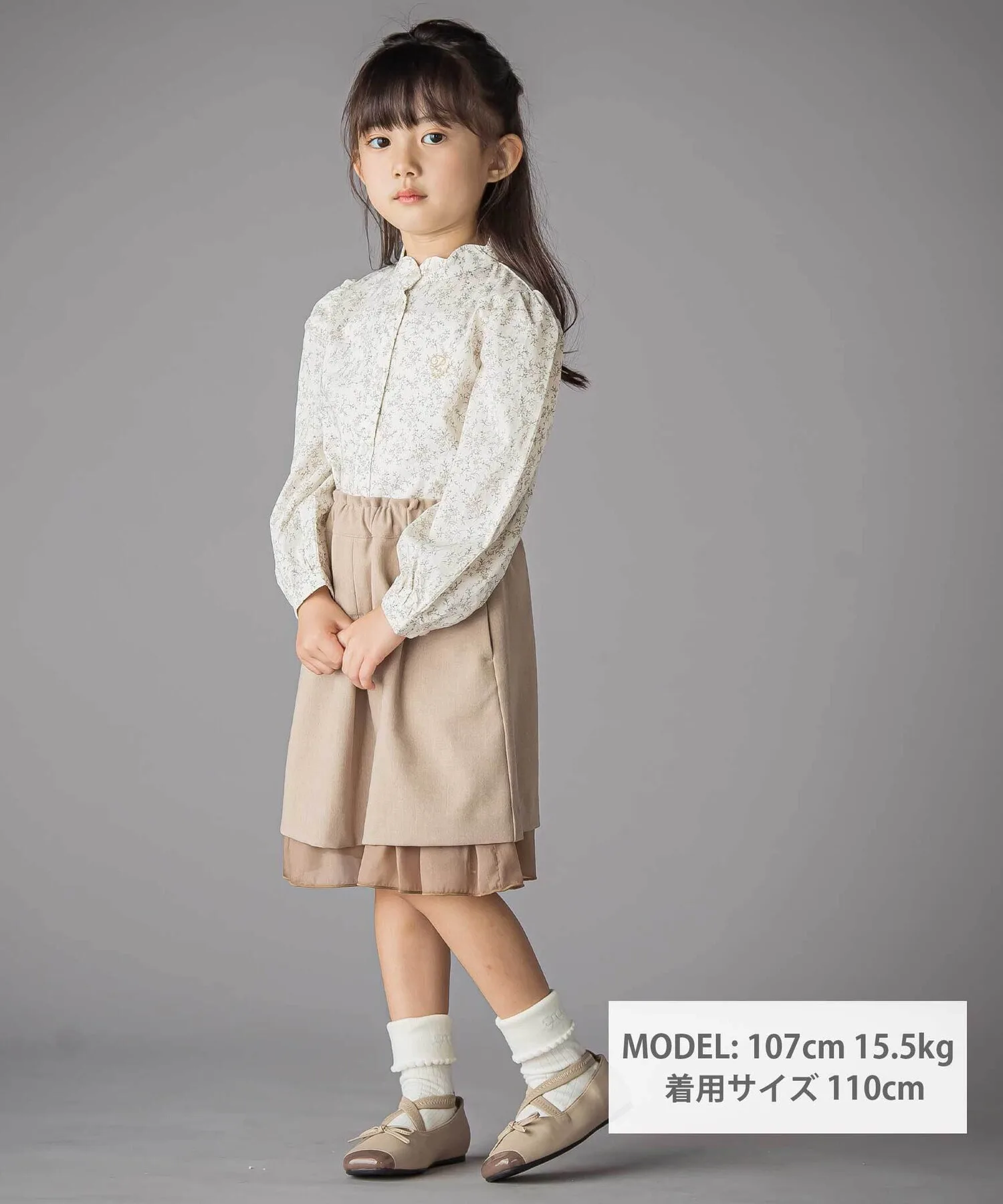 Детская рубашка BeBe Petits Pois Vert с цветочным принтом и воротником-жабо — фото 2