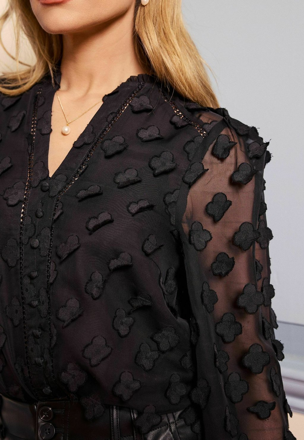 

Блуза 3D FLORAL V NECK LONG SLEEVE Love & Roses, черный