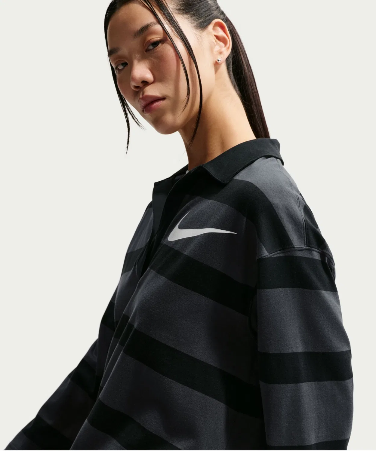 Лонгслив женский Nike Sportswear Prep с принтом, серый — фото 3