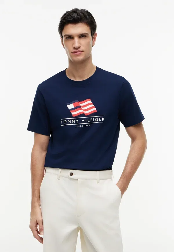 Футболка Tommy Hilfiger Main Flag Regular Tee Americana Capsule Print T-Shirt, угольно-синий