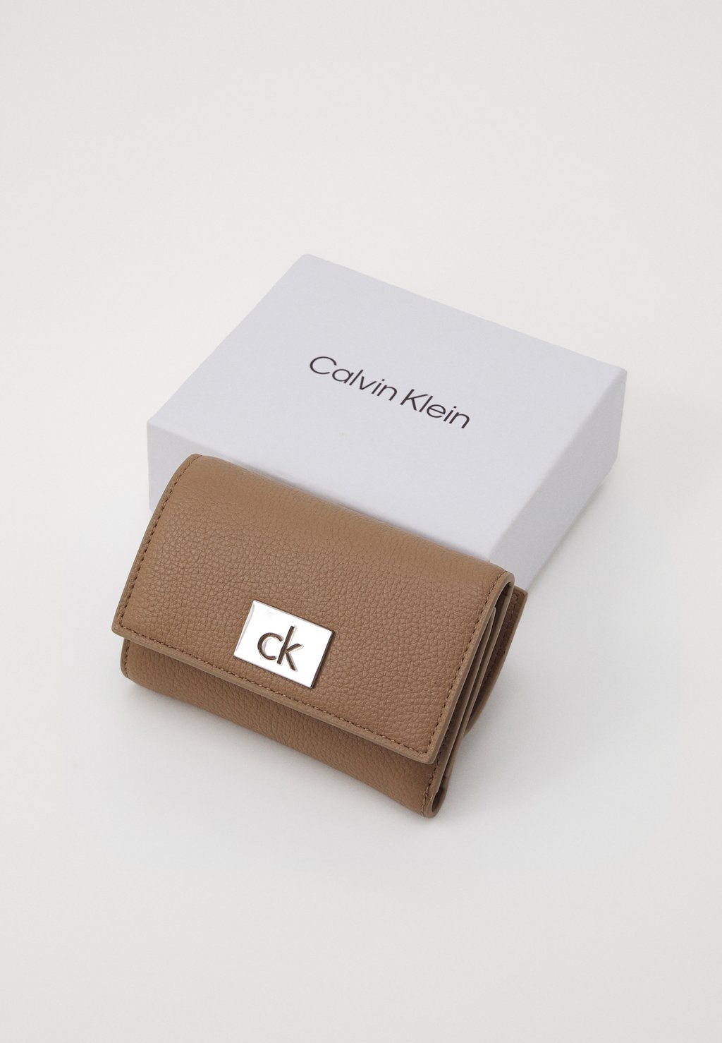 

Кошелек PLAQUE SMALL TRIFOLD Calvin Klein, бежевый