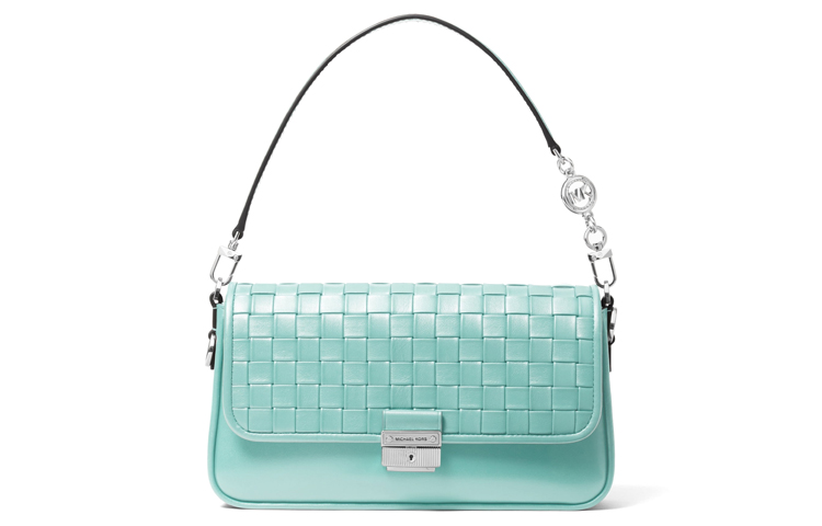 

MICHAEL KORS Кожаная сумка сумка-багет светло-голубого цвета