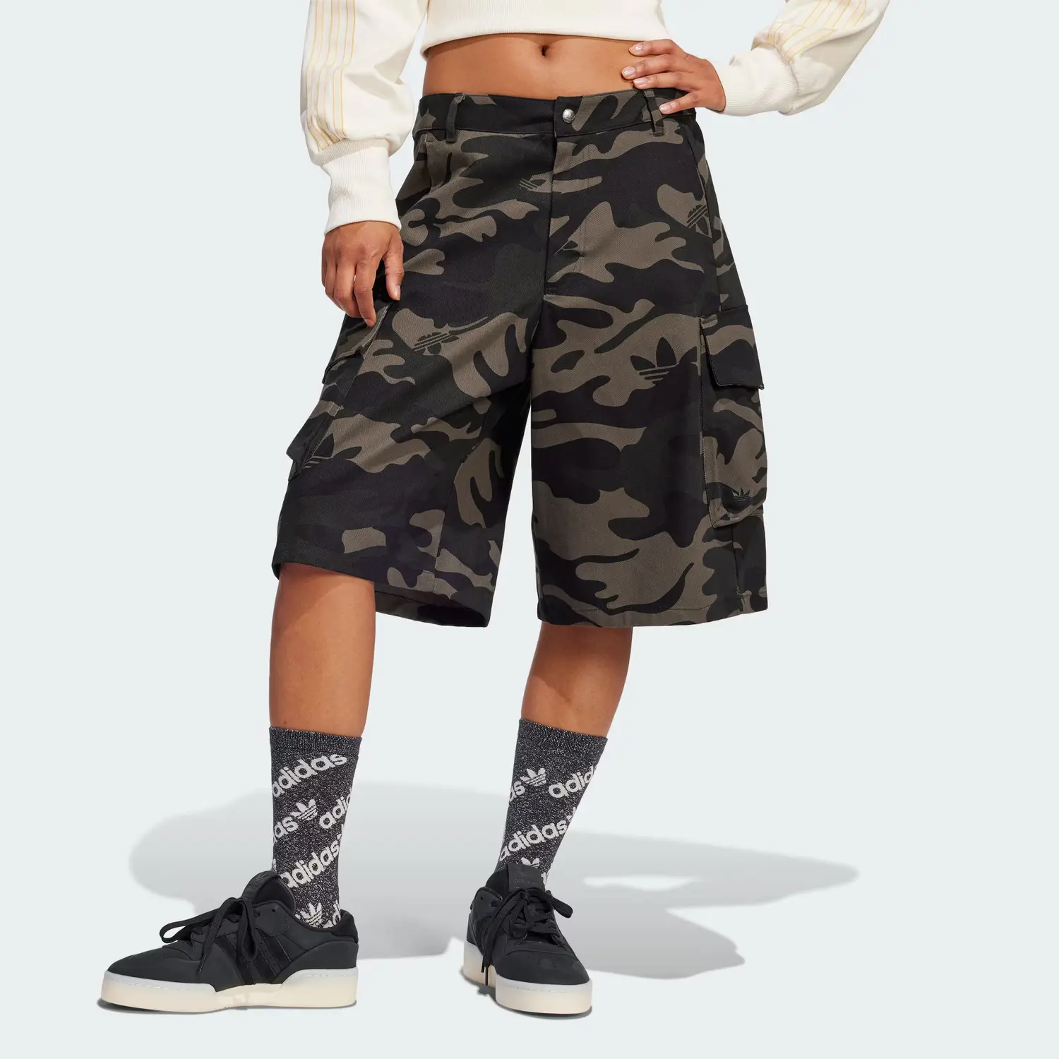 Adidas Originals Шорты CAMO ALLOVER PRINT TWILL JORTS Cargo Shorts Women's Dark Olive Green/Black/Carbon Black — фото 3