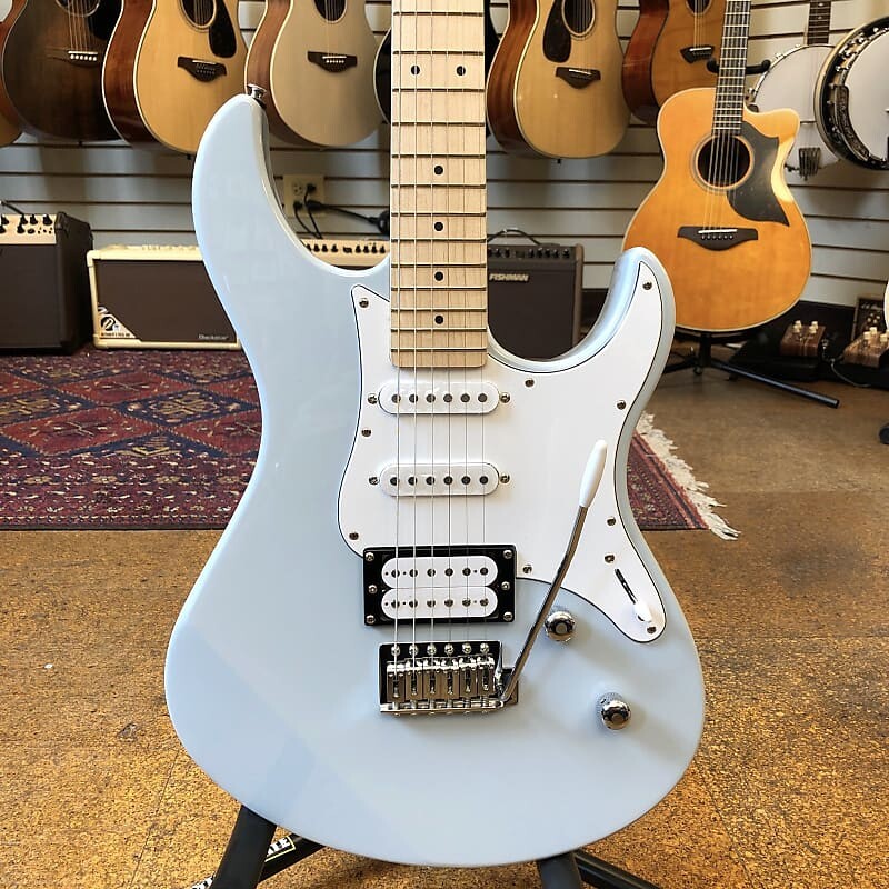 

Электрогитара Yamaha PAC112VM Pacifica Solid Body Ice Blue w/Coil Split