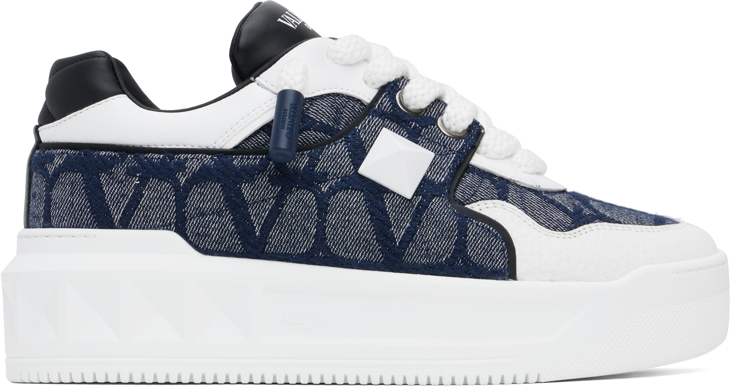 

Низкие кроссовки One Stud XL белого и темно-синего цвета Valentino Garavani, White/Black/Denim, Синий, Низкие кроссовки One Stud XL белого и темно-синего цвета Valentino Garavani, White/Black/Denim