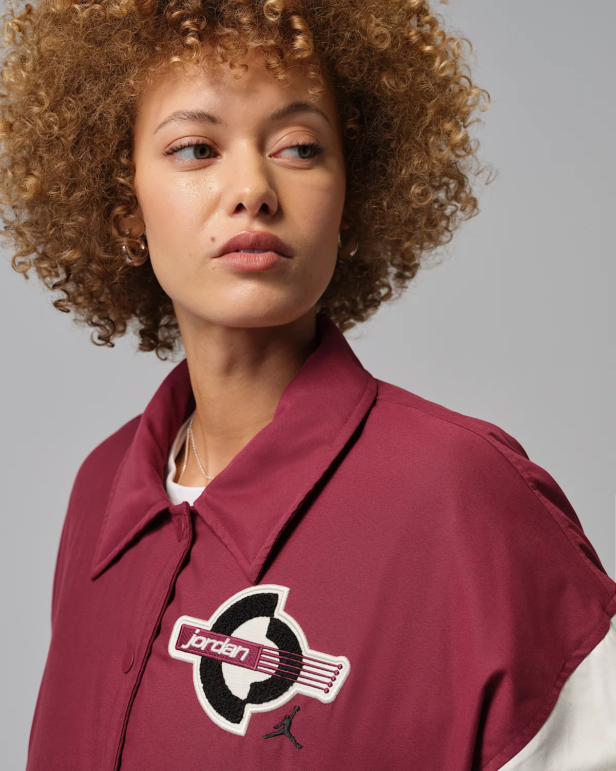 Женская куртка Therma-FIT Varsity Jacket Jordan Brooklyn, Team Red/Pale Ivory/Black — фото 3