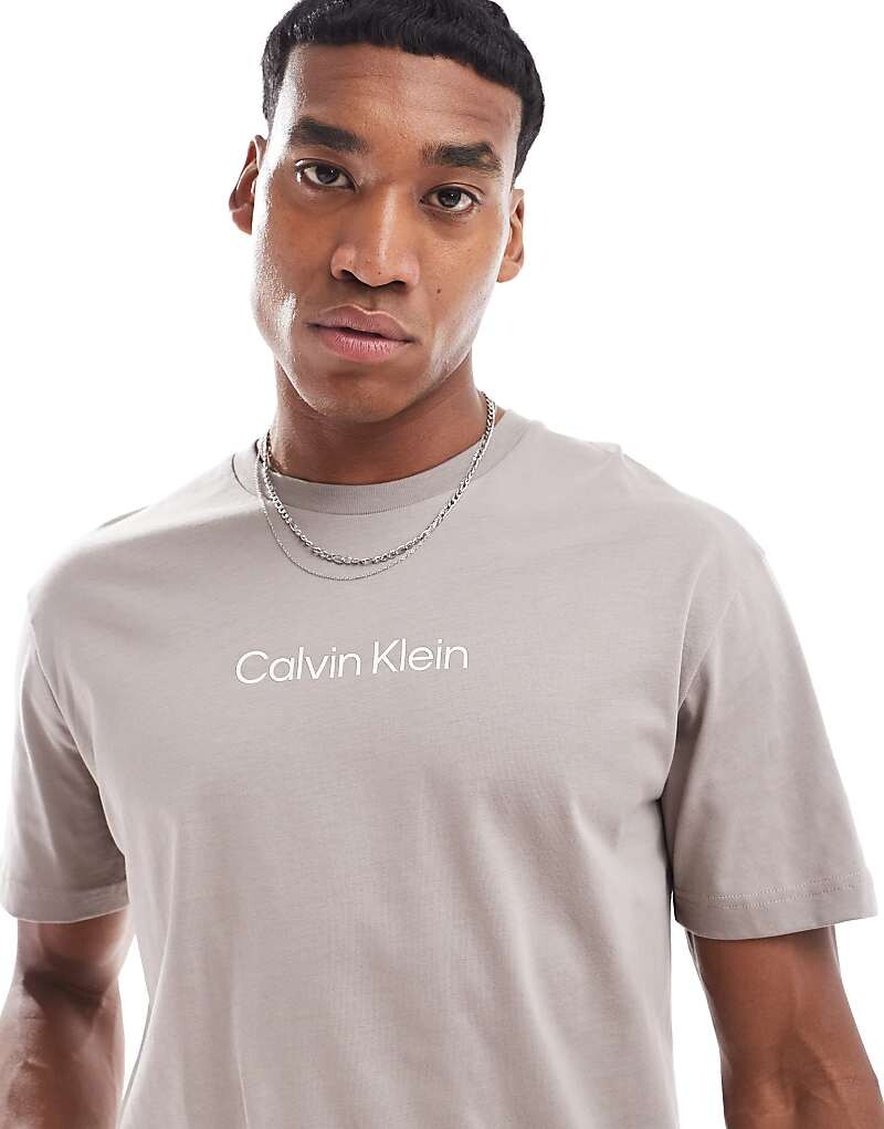 

Calvin Klein – Hero Comfort – футболка цвета Hellbeige с логотипом