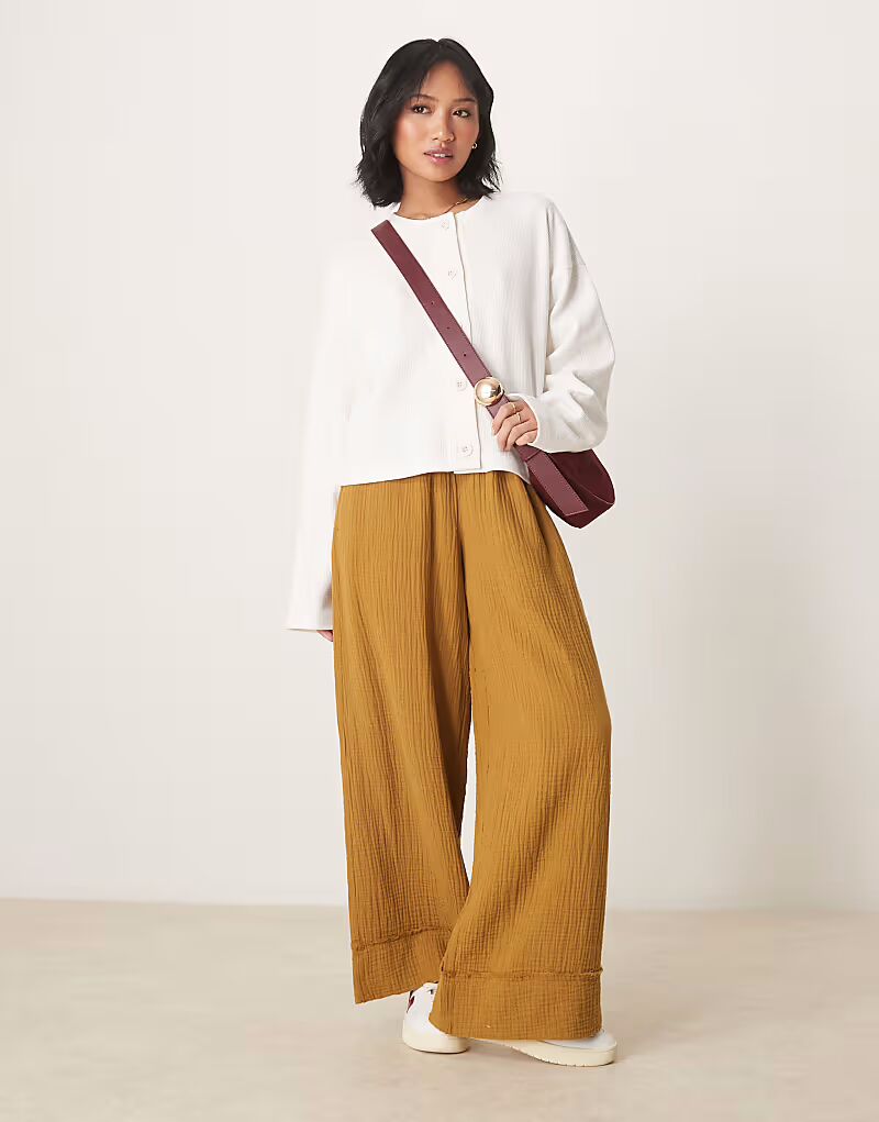 

Брюки-клеш ASOS DESIGN Petite из марли оливкового цвета