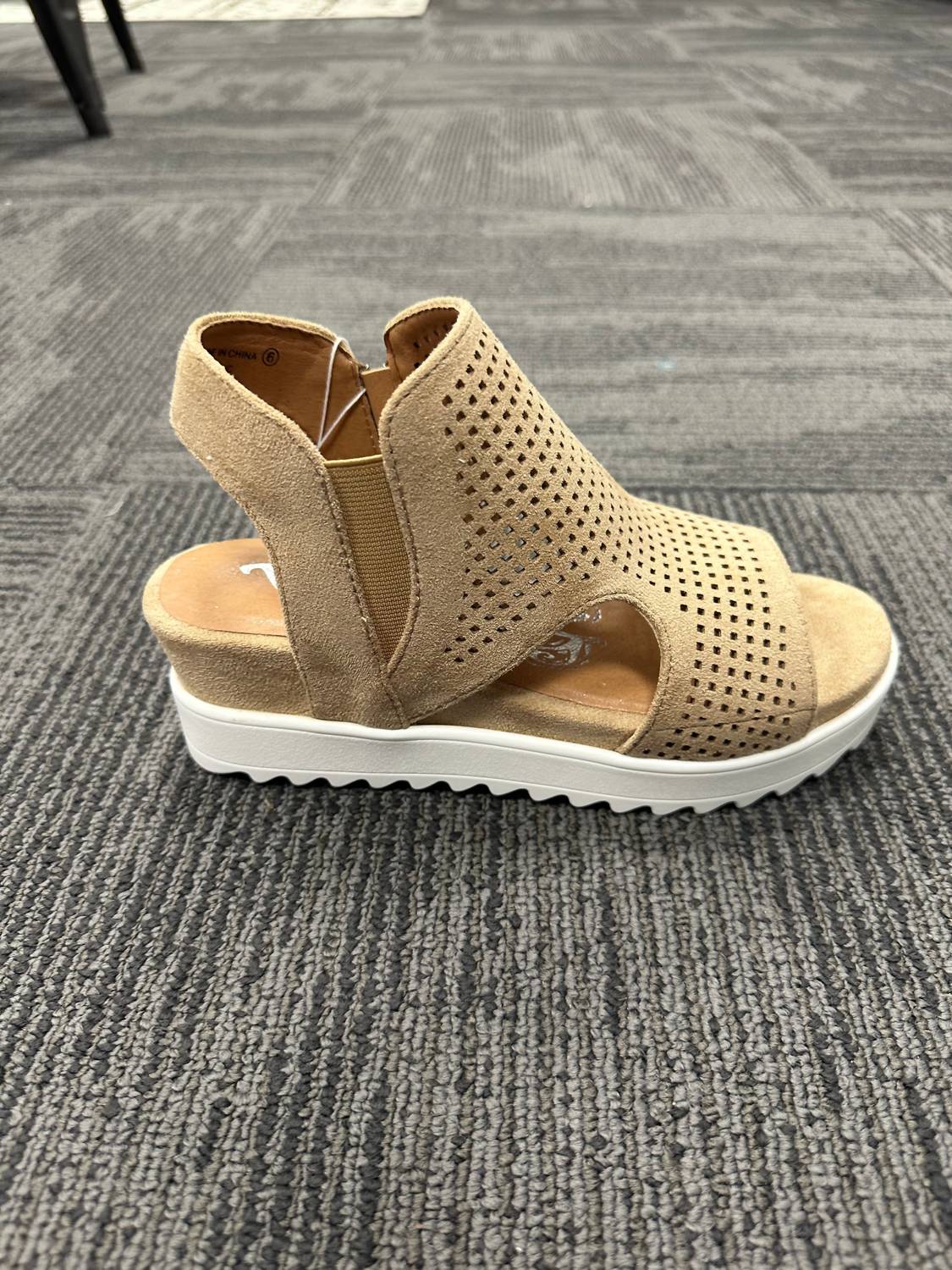 Women's Amy Sandal In Beige Very G — фото 4
