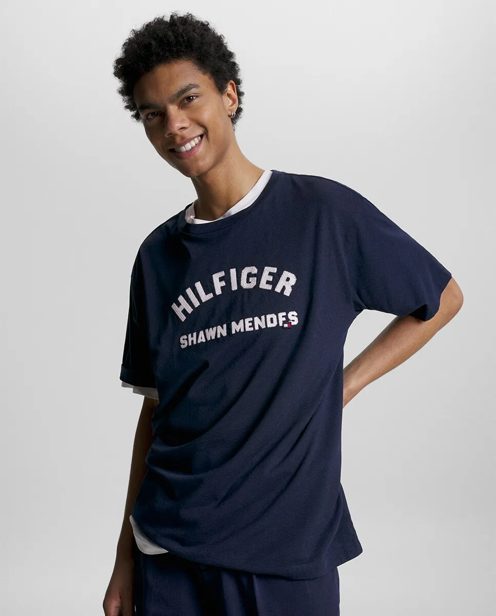 

Tommy x Shawn Mendes Capsule Короткая футболка с красным рукавом для мужчин Tommy Hilfiger, тёмно-синий