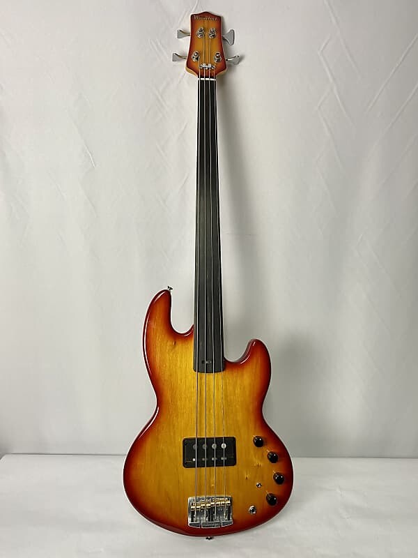 

Басс гитара Form Factor Audio Wombat 4 String 34" Scale Fretless Bass Cherry Burst
