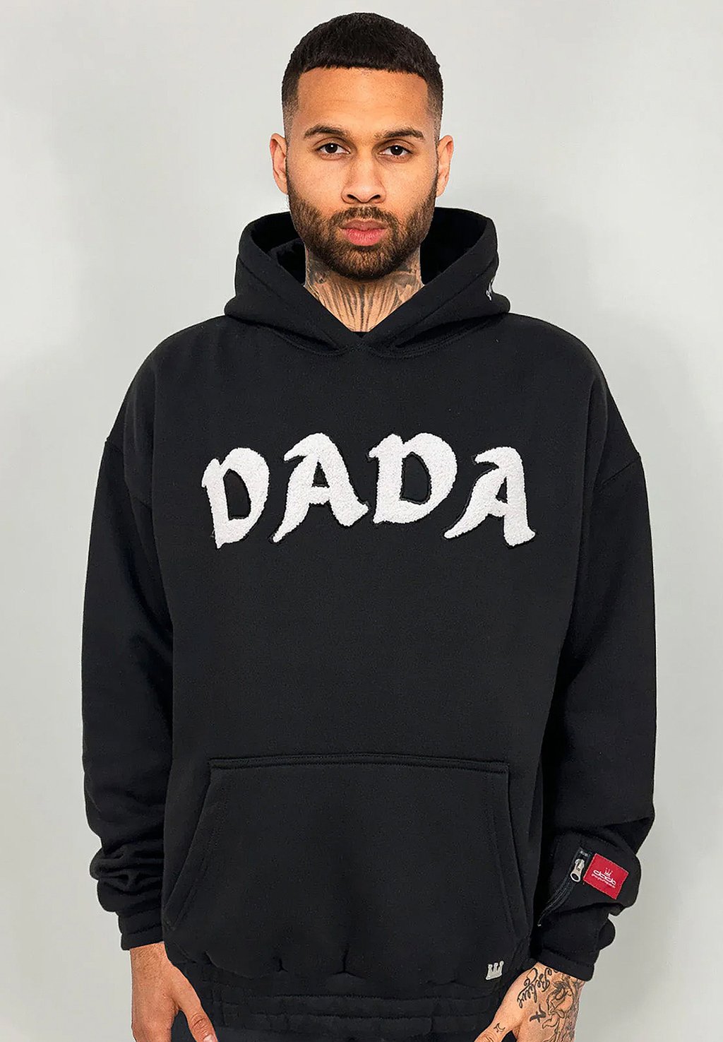 

Толстовка MIT LOGO UND ZIP-TASCHE AM ÄRMEL - Hoodie DADA, черный