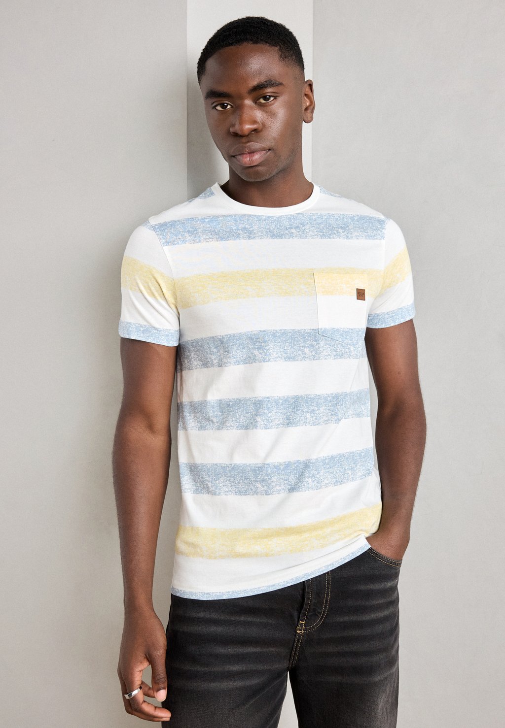 

Футболка с принтом INDICODE JEANS, светло-желтый