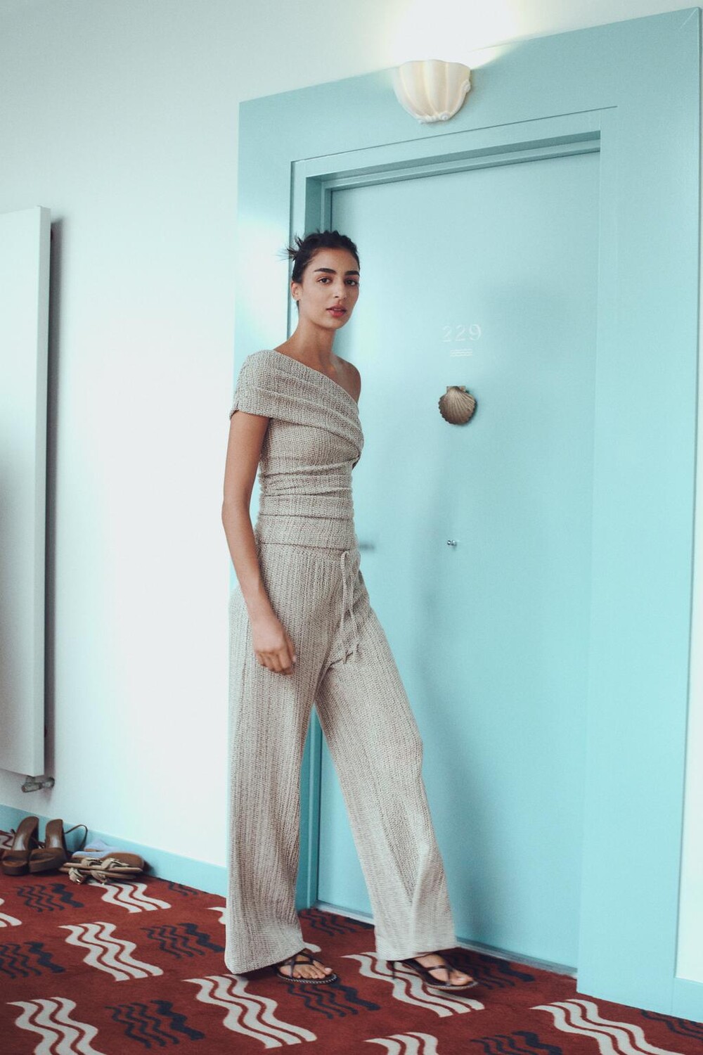 

Текстурные широкие брюки ZARA, коричневый/серо-коричневый