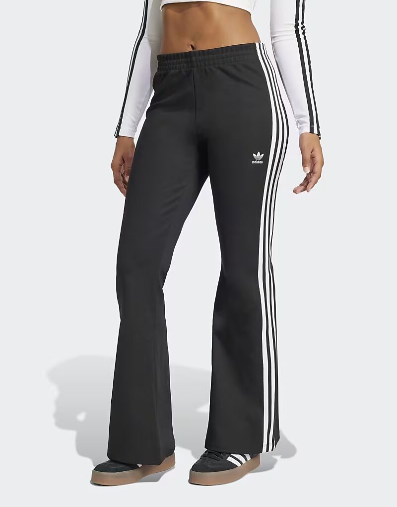 

Расклешенные спортивные брюки Adidas Originals Adicolor с тремя полосками черного цвета
