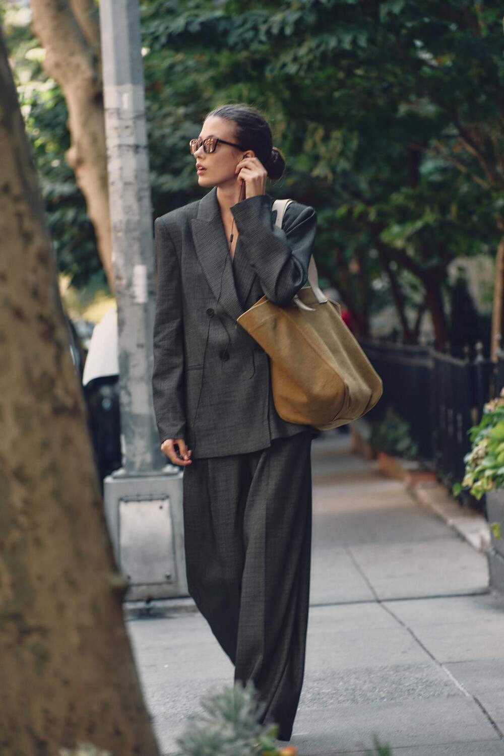 

Брюки широкие с вышивками ZARA, черный/белый